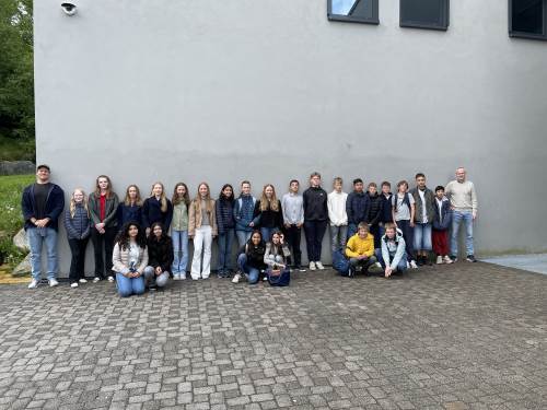 Høstens 8C med lærerne Joachim og Edd Inge.